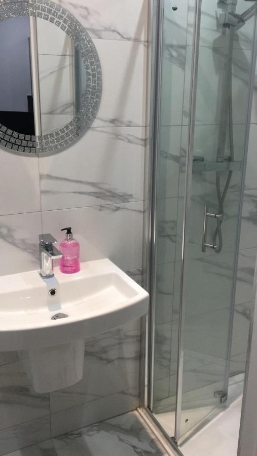 מלון Grand Bleu - London - Next To Piccadilly Line Tube Station & Brand New Facilities מראה חיצוני תמונה