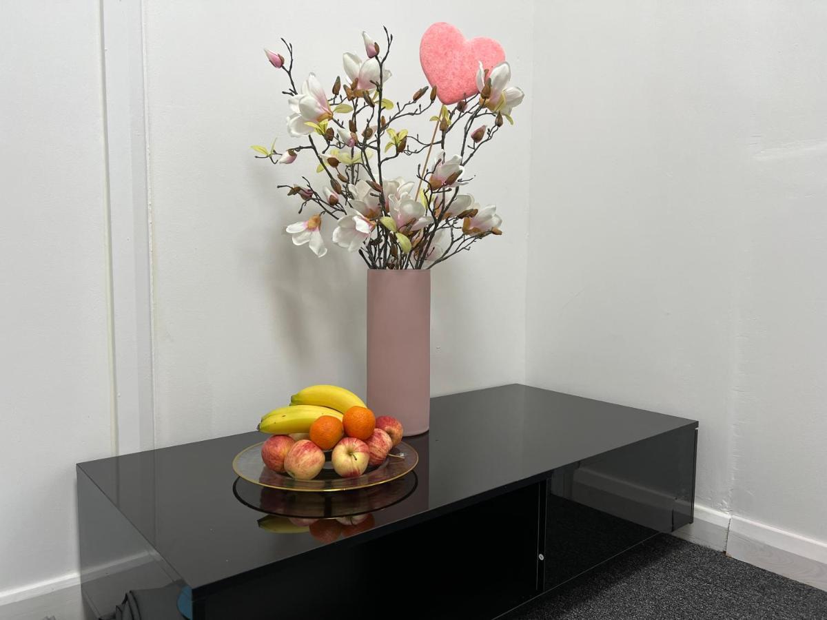 מלון Grand Bleu - London - Next To Piccadilly Line Tube Station & Brand New Facilities מראה חיצוני תמונה
