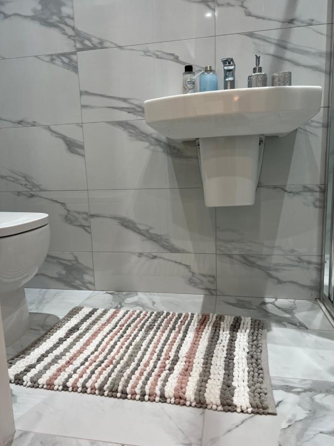 מלון Grand Bleu - London - Next To Piccadilly Line Tube Station & Brand New Facilities מראה חיצוני תמונה