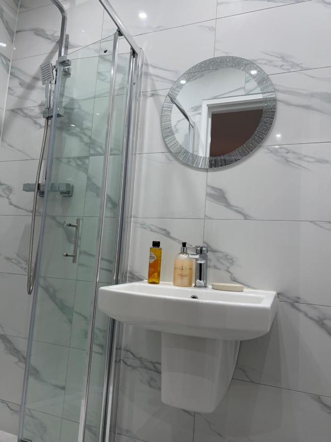 מלון Grand Bleu - London - Next To Piccadilly Line Tube Station & Brand New Facilities מראה חיצוני תמונה