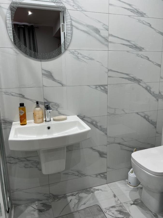 מלון Grand Bleu - London - Next To Piccadilly Line Tube Station & Brand New Facilities מראה חיצוני תמונה