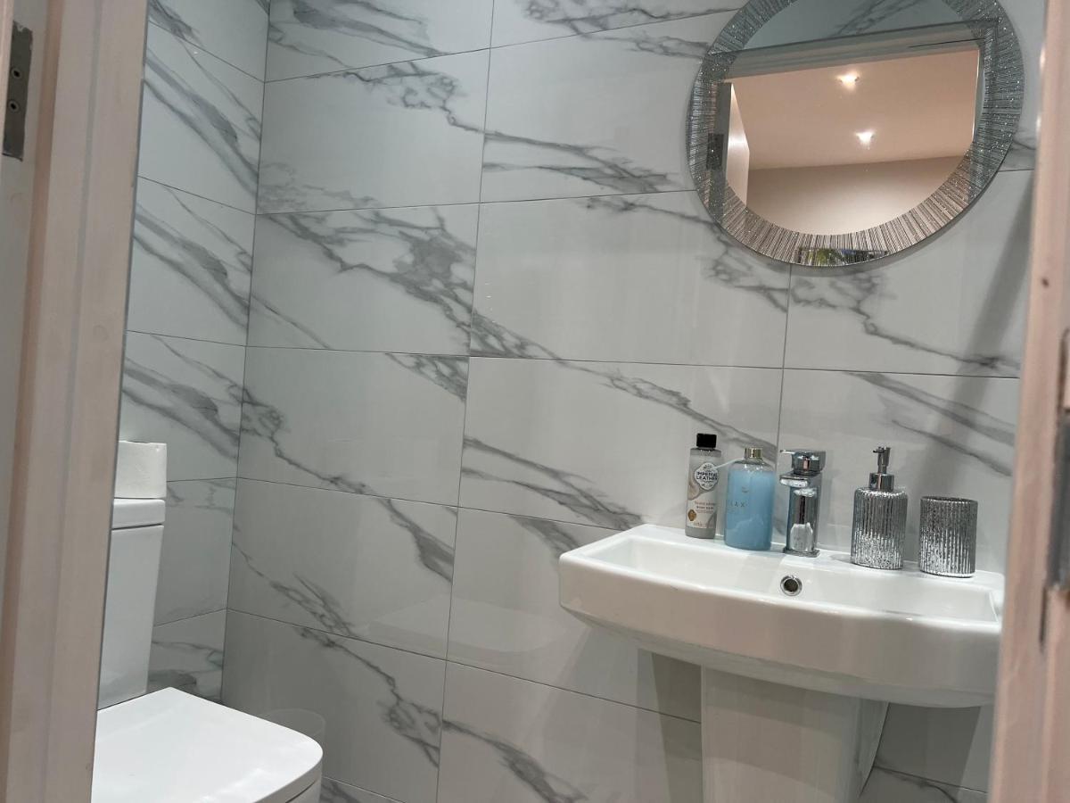 מלון Grand Bleu - London - Next To Piccadilly Line Tube Station & Brand New Facilities מראה חיצוני תמונה