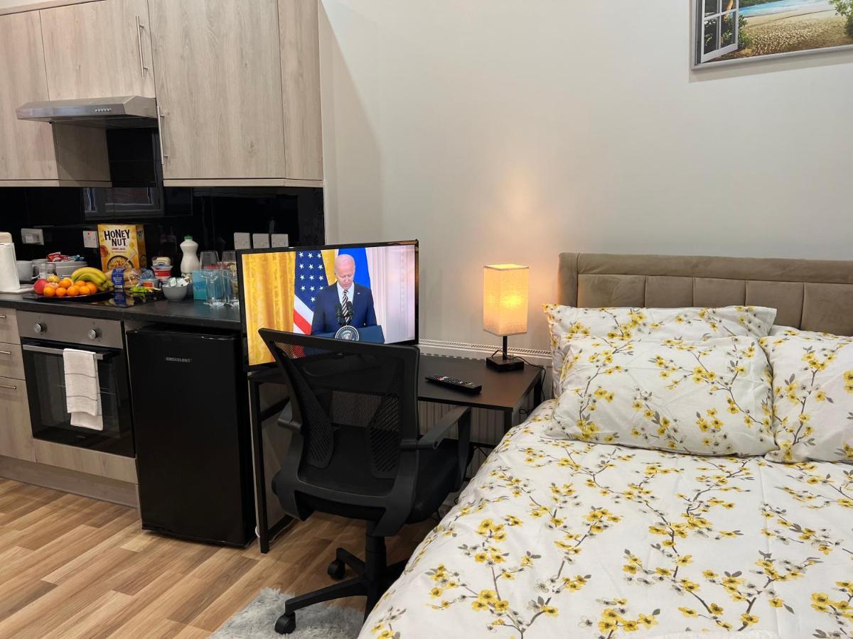 מלון Grand Bleu - London - Next To Piccadilly Line Tube Station & Brand New Facilities מראה חיצוני תמונה