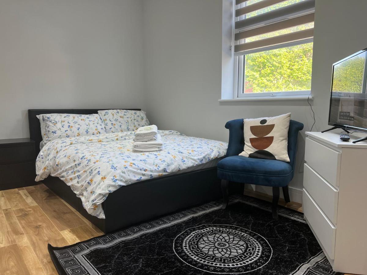 מלון Grand Bleu - London - Next To Piccadilly Line Tube Station & Brand New Facilities מראה חיצוני תמונה