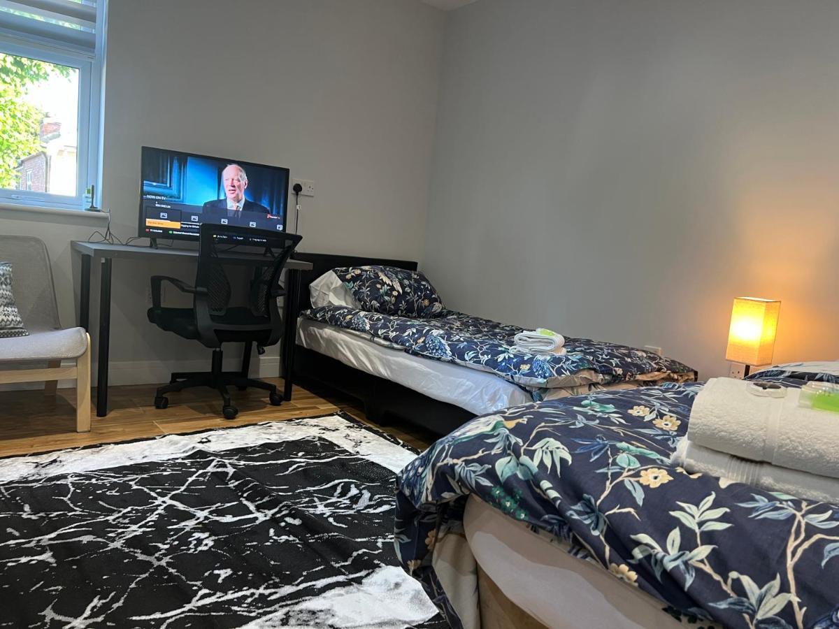מלון Grand Bleu - London - Next To Piccadilly Line Tube Station & Brand New Facilities מראה חיצוני תמונה