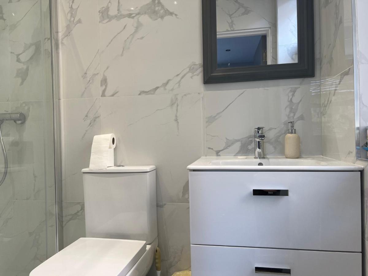 מלון Grand Bleu - London - Next To Piccadilly Line Tube Station & Brand New Facilities מראה חיצוני תמונה
