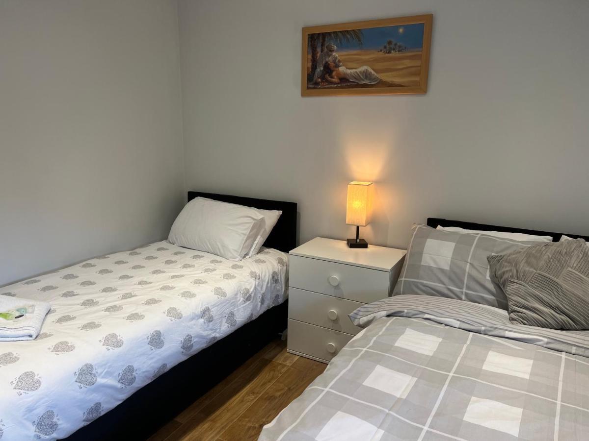 מלון Grand Bleu - London - Next To Piccadilly Line Tube Station & Brand New Facilities מראה חיצוני תמונה