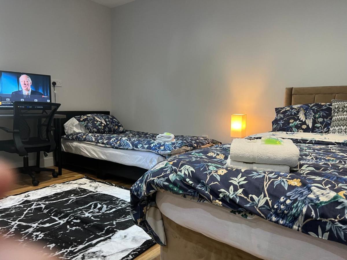 מלון Grand Bleu - London - Next To Piccadilly Line Tube Station & Brand New Facilities מראה חיצוני תמונה