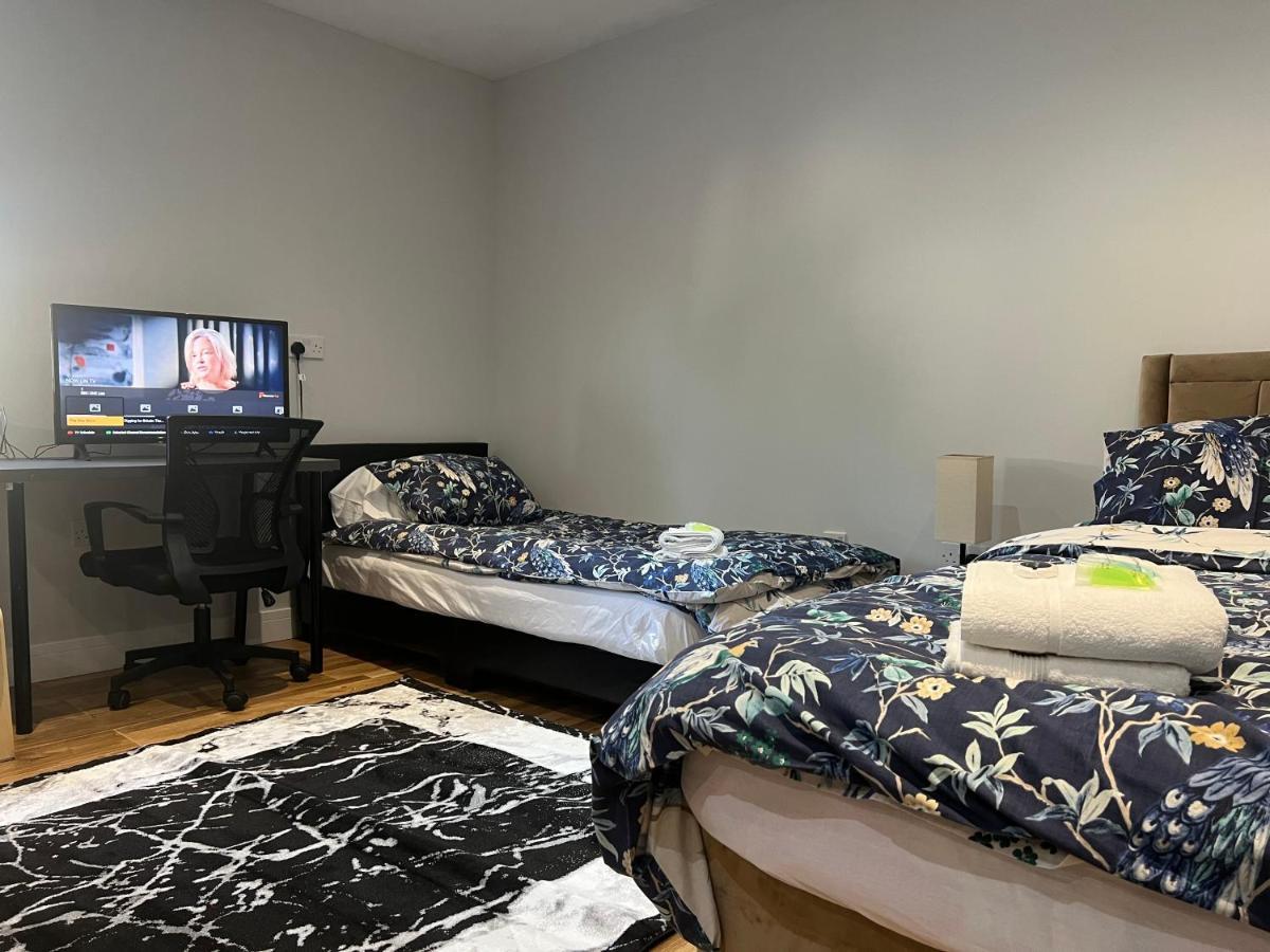 מלון Grand Bleu - London - Next To Piccadilly Line Tube Station & Brand New Facilities מראה חיצוני תמונה