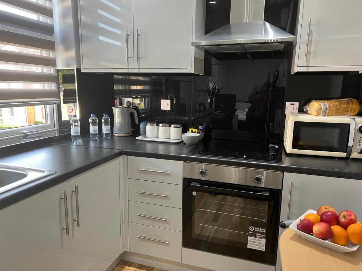 מלון Grand Bleu - London - Next To Piccadilly Line Tube Station & Brand New Facilities מראה חיצוני תמונה