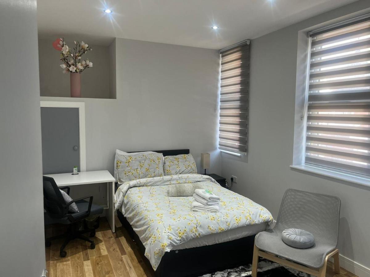 מלון Grand Bleu - London - Next To Piccadilly Line Tube Station & Brand New Facilities מראה חיצוני תמונה
