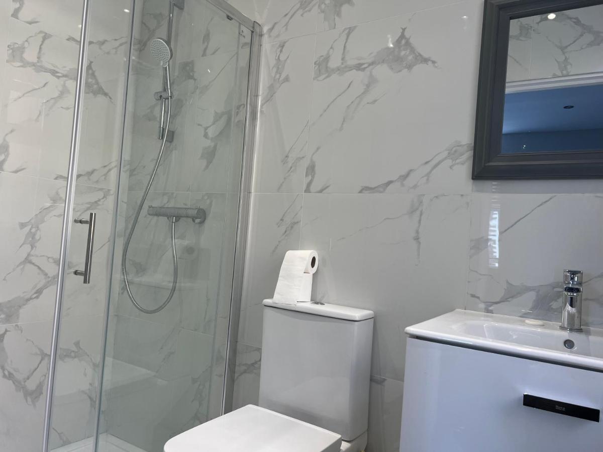 מלון Grand Bleu - London - Next To Piccadilly Line Tube Station & Brand New Facilities מראה חיצוני תמונה