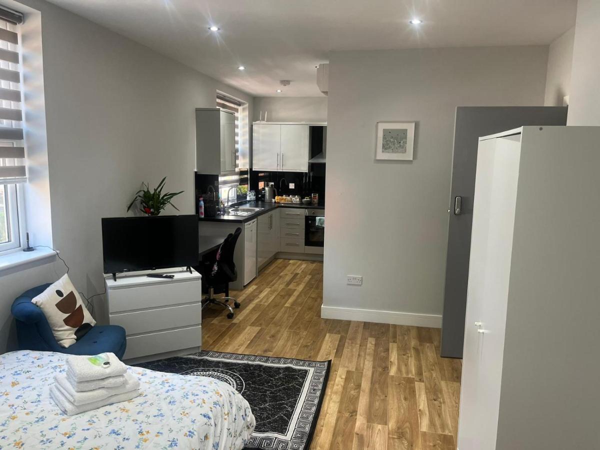 מלון Grand Bleu - London - Next To Piccadilly Line Tube Station & Brand New Facilities מראה חיצוני תמונה