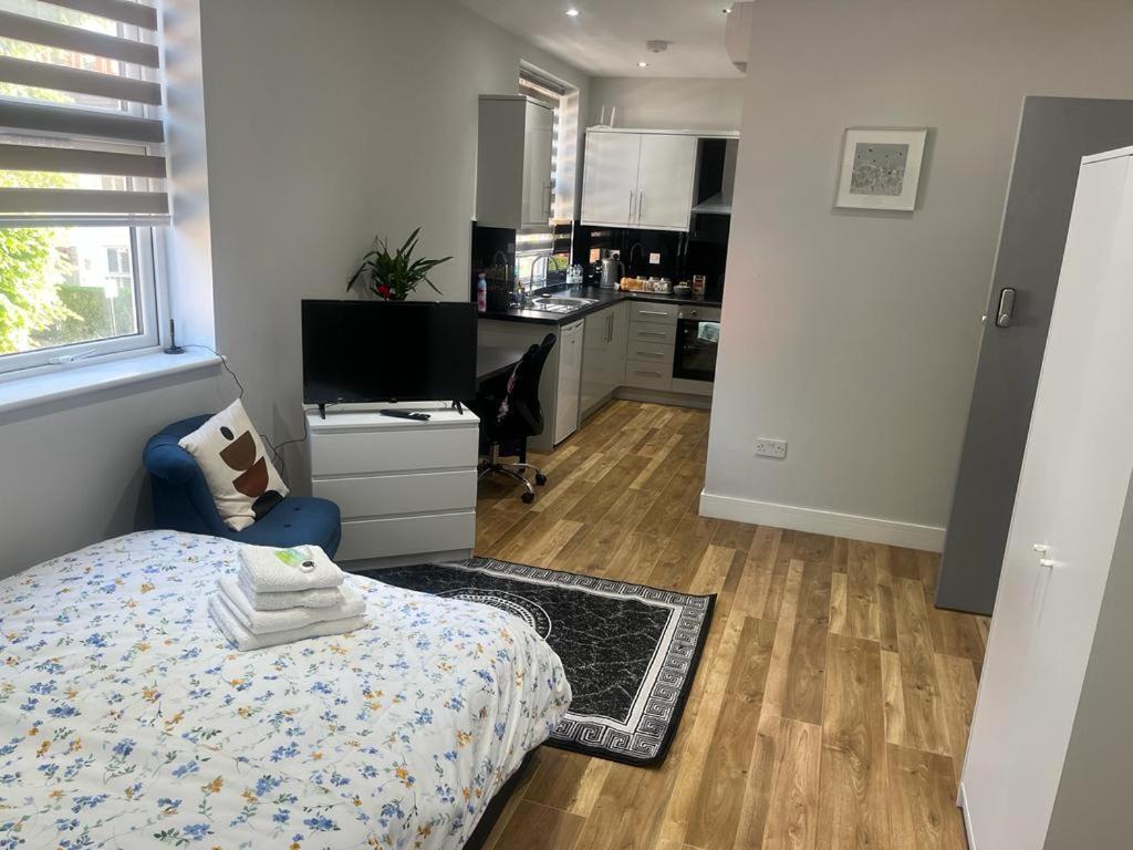 מלון Grand Bleu - London - Next To Piccadilly Line Tube Station & Brand New Facilities מראה חיצוני תמונה