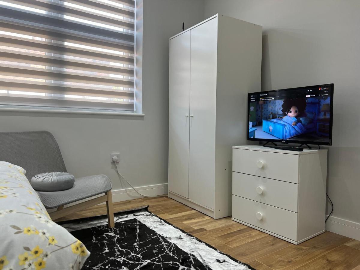 מלון Grand Bleu - London - Next To Piccadilly Line Tube Station & Brand New Facilities מראה חיצוני תמונה