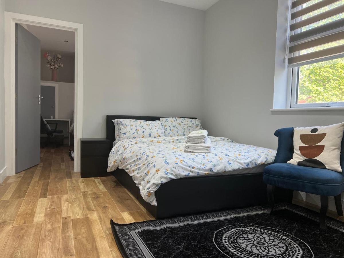 מלון Grand Bleu - London - Next To Piccadilly Line Tube Station & Brand New Facilities מראה חיצוני תמונה